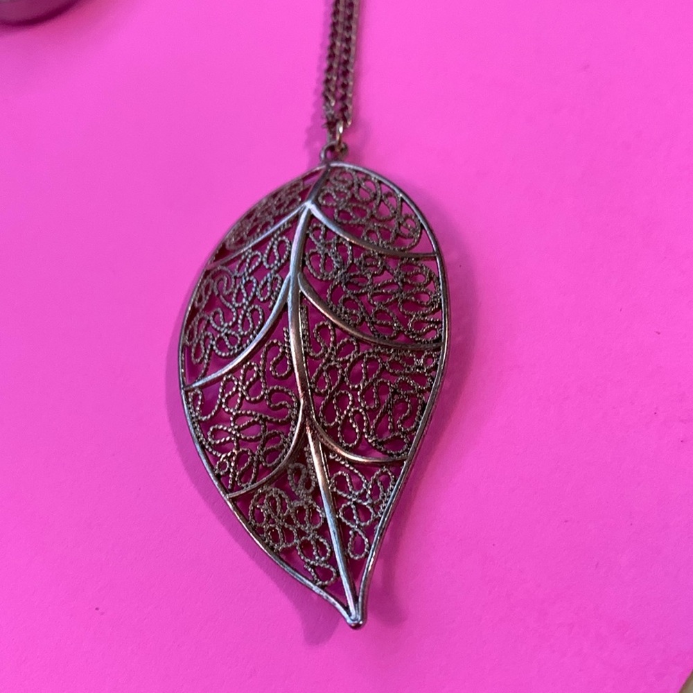 Beautiful leaf necklace 30”